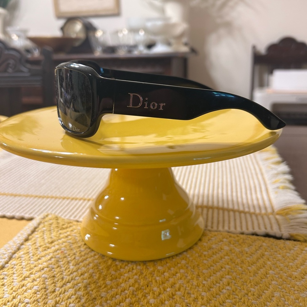 Dior Elegant Black Sunglasses with Case - Picture 3 of 8